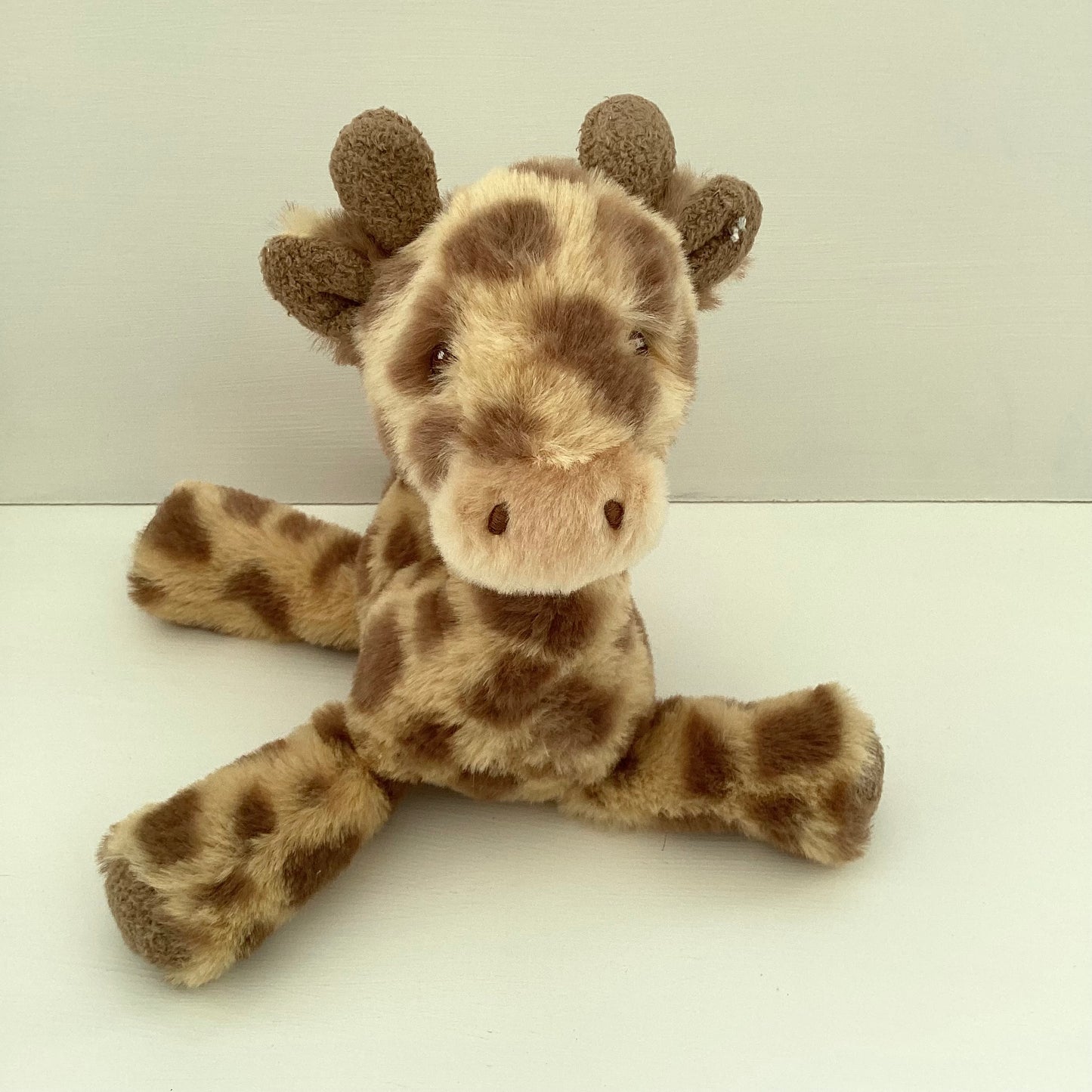 SAMMIE- giraffe teddy and white essentials mini gift box