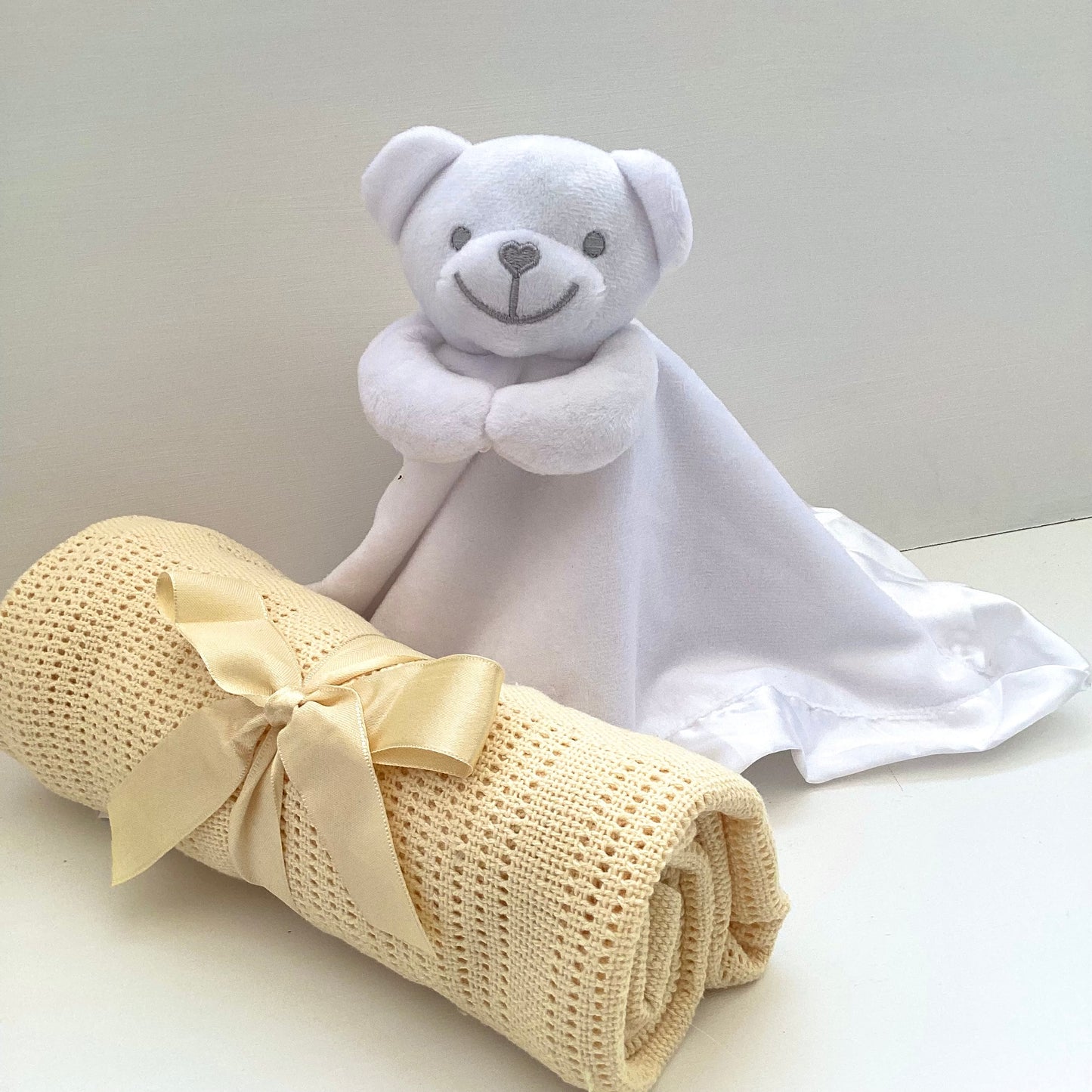 LILA- Lemon onesie and matching blanket gift box