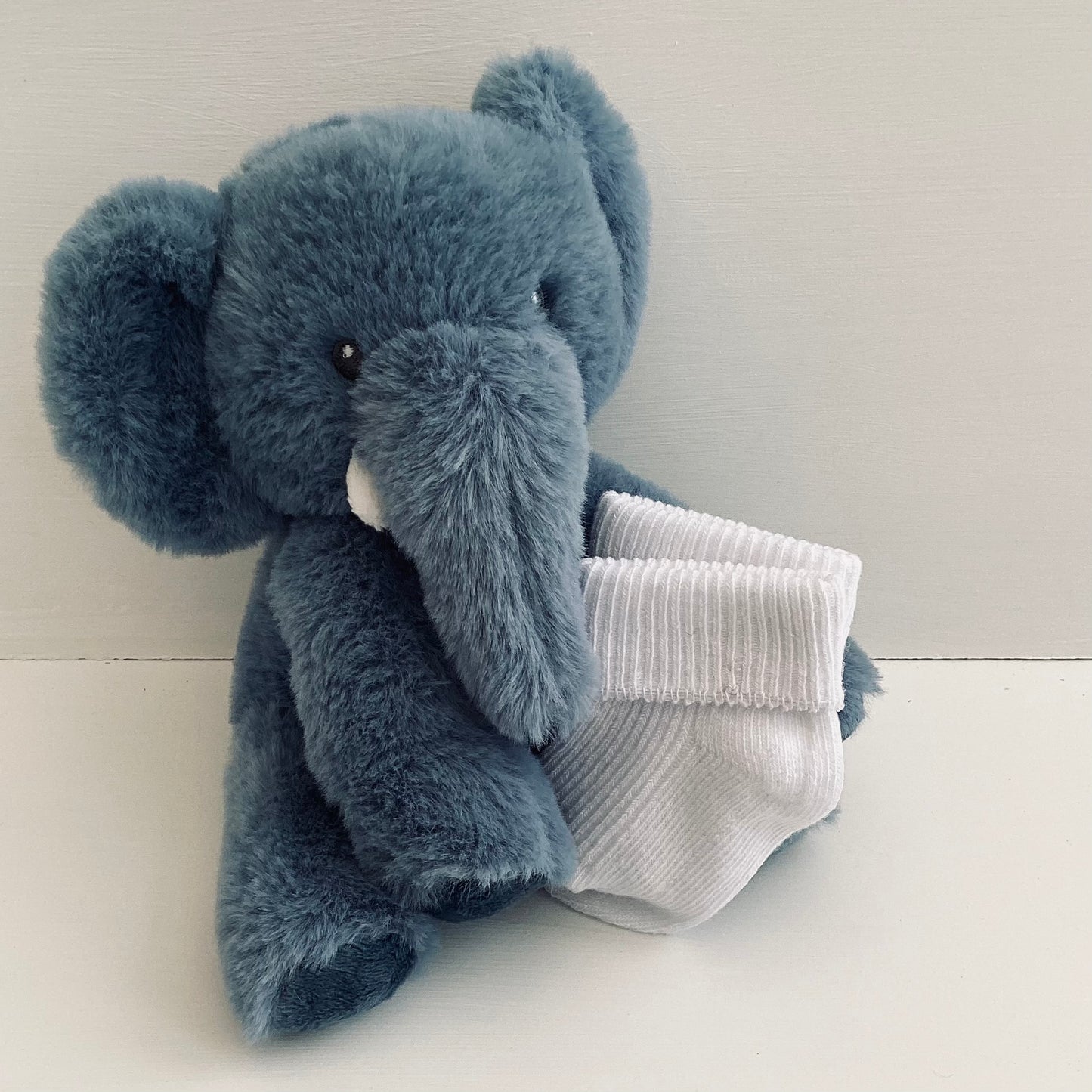 ELI - Cute elephant and bobble hat gift box