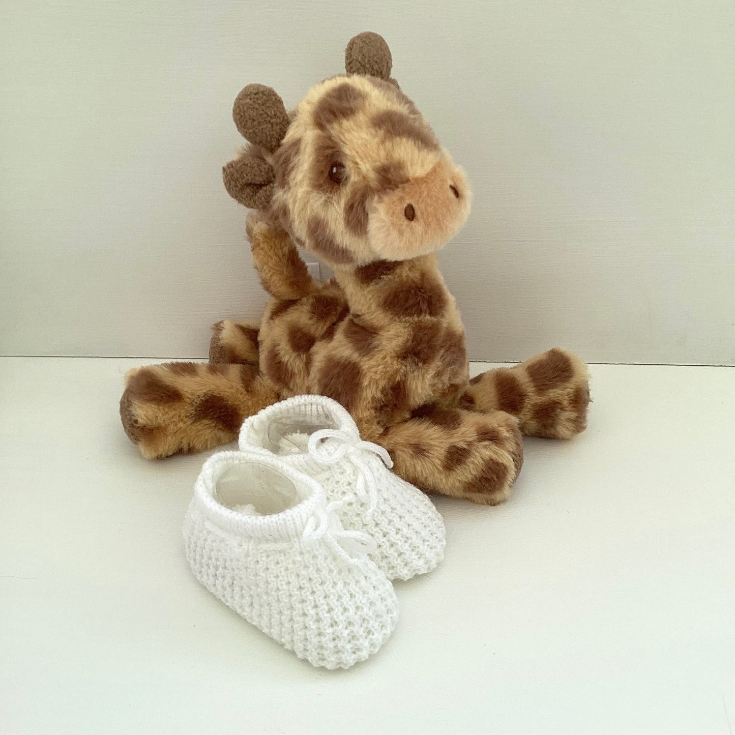 SAMMIE- giraffe teddy and white essentials mini gift box