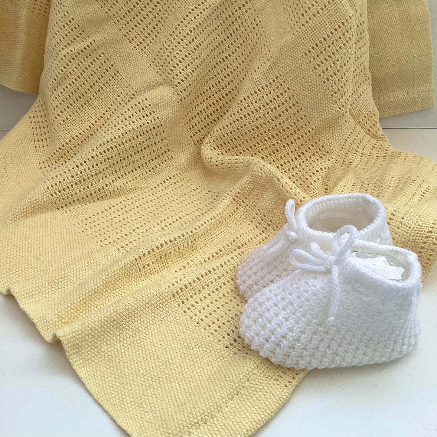 LILA- Lemon onesie and matching blanket gift box